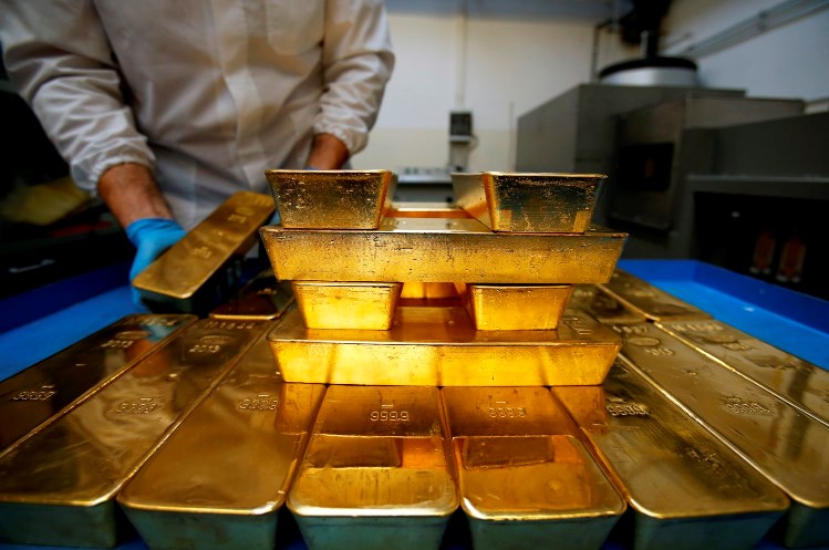 Bloomberg Photo Service 'Best of the Week': An employee stacks gold bars bearing the hallmark of Chimet SpA, the Italian goldsmith company onto a cart inside the precious metals refinery plant of Italpreziosi SpA in Arezzo, Italy, on Friday, July 19, 2013. Hedge funds raised bets on a gold rally before prices capped the biggest two-week gain in 20 months as Federal Reserve Chairman Ben S. Bernanke damped speculation that a cut in stimulus is imminent. Photographer: Alessia Pierdomenico/Bloomberg
